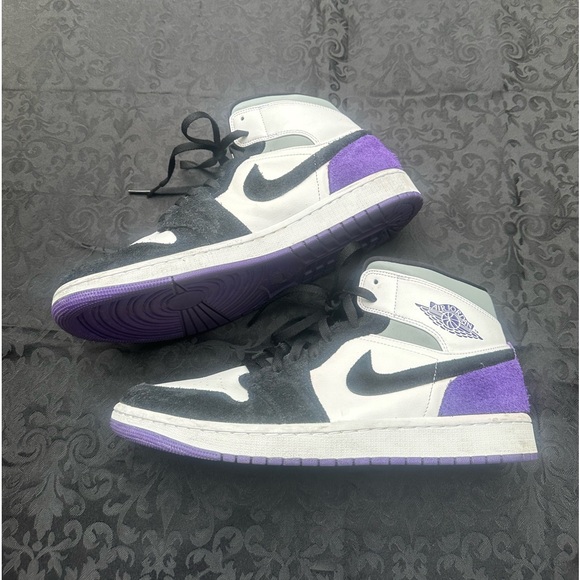 Air Jordan 1 Mid SE 'Varsity Purple'
852542-105 size 12 - Picture 5 of 11